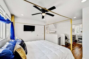 House, 1 King Bed with Sofa bed, Pool Access, City View (10) - Salome's Chateau (Taylor)