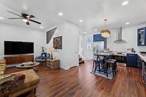 House, 1 King Bed with Sofa bed, Pool Access, City View (10) | Interior