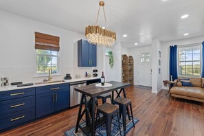 House, 1 King Bed with Sofa bed, Pool Access, City View (10) | Interior
