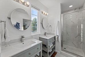 House, 1 King Bed with Sofa bed, Pool Access, City View (10) | Bathroom | Free toiletries, towels, toilet paper - Salome's Chateau (Taylor)