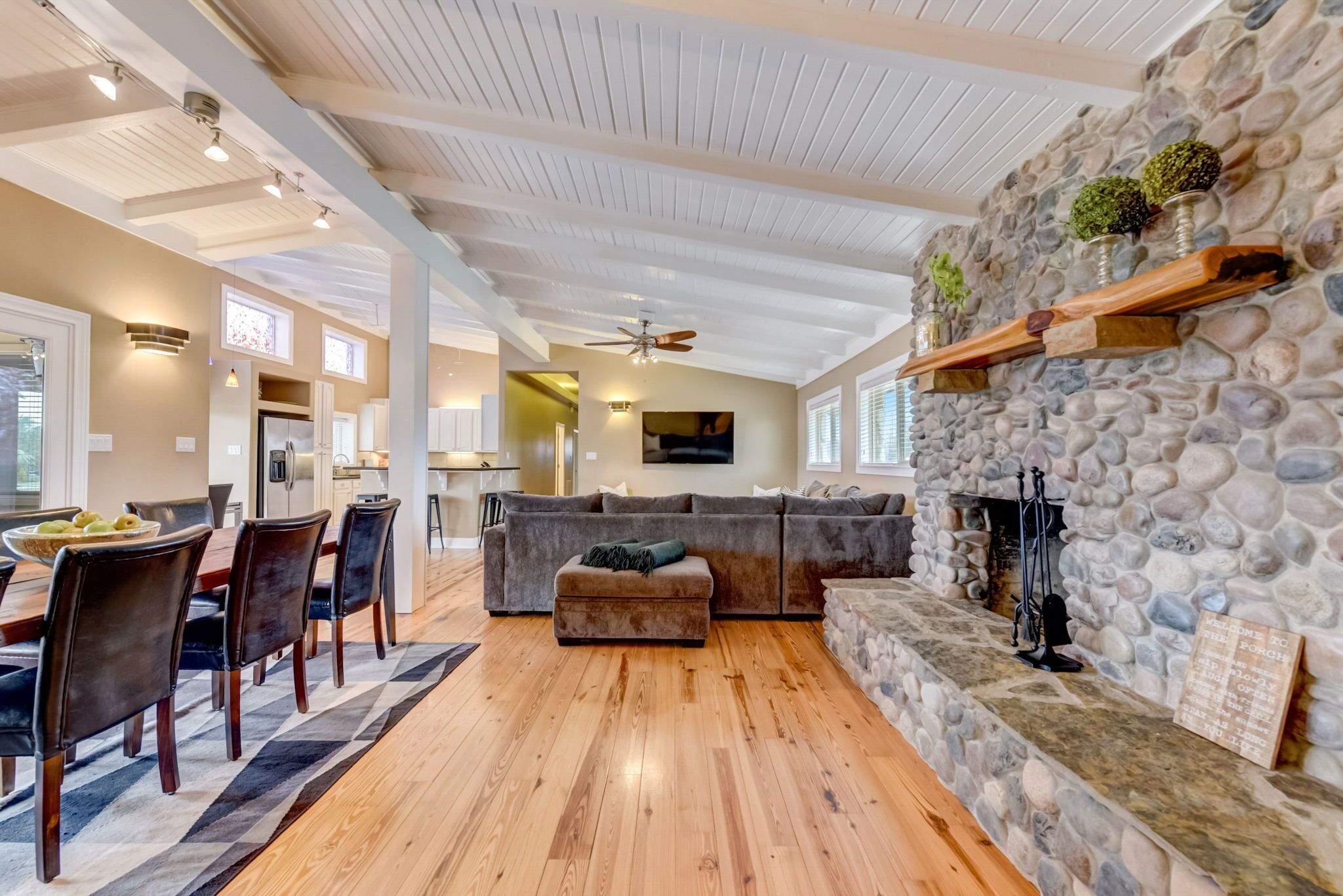 Televisión de pantalla plana, chimenea