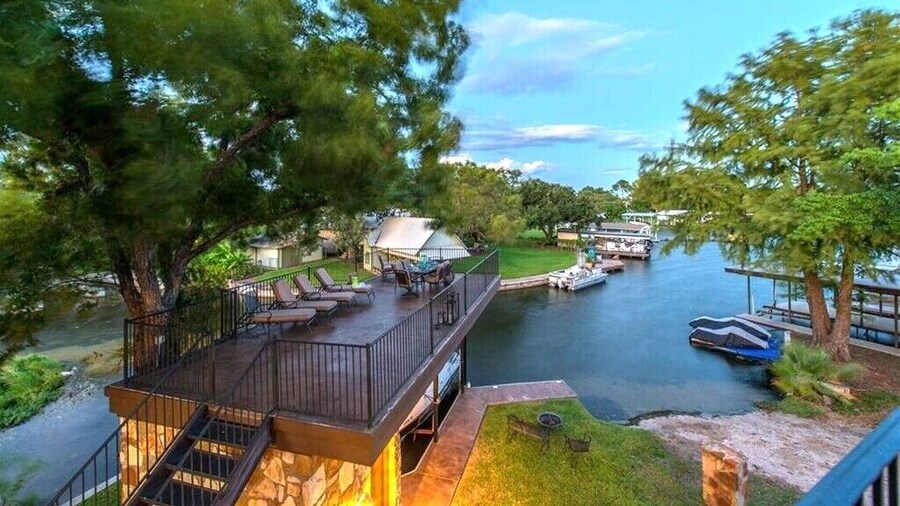 Lovely Waterfront Getaway on Lake Cove With Concierge Services