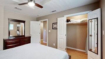 Hus - flere senge - balkon | 4 soveværelser, individuelt design, individuel indretning, sengetøj