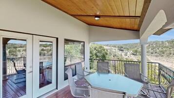 Hus - flere senge - balkon | Udendørs spisemuligheder