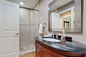 Casa, diversos llits, balcó | Bany | Articles de tocador gratuïts i tovalloles