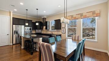 Talo, useita sänkyjä, parveke, jokinäköala | Yksityinen keittiö | Jääkaappi, mikroaaltouuni, uuni, liesi