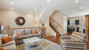 House, Multiple Beds, Balcony, River View | Living area | 42-inch flat-screen TV with digital channels