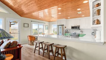 Hus, flere senger, terrasse (8) | Eget kjøkken | Kjøleskap, mikrobølgeovn, ovn og kokeplater