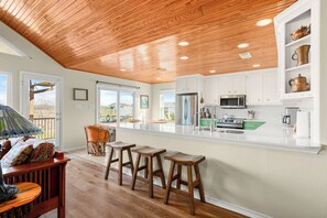 House, Multiple Beds, Patio (8) | Private kitchen | Fridge, microwave, oven, stovetop