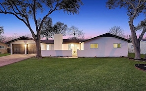 Exterior - Charming Ranch Home Near Dell With Cocktail Pool (Round Rock)