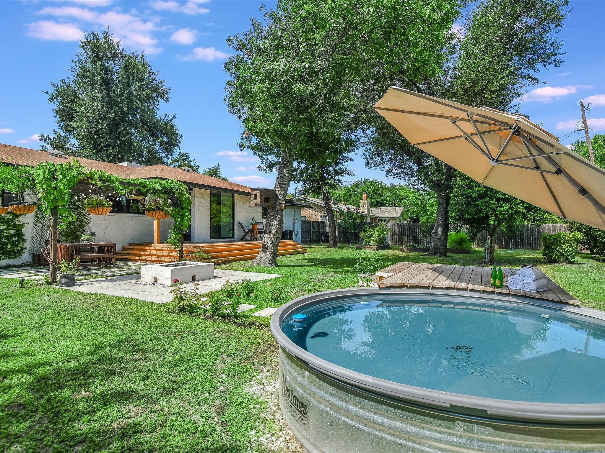 Una piscina al aire libre