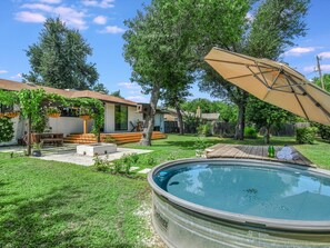 สระว่ายน้ำกลางแจ้ง