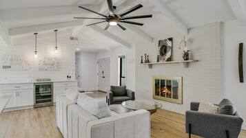 Een 42-inch flatscreentelevisie met digitale zenders en een open haard