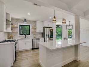 House, Multiple Beds, Pool Access, Garden View (9) | Private kitchen | Fridge, microwave, oven, stovetop