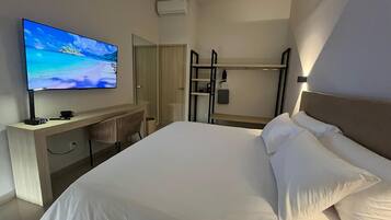 Habitación doble estándar | Escritorio, espacio para trabajar con laptop y cortinas blackout