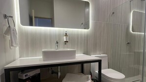 Badekar, hårføner, håndklær og såpe