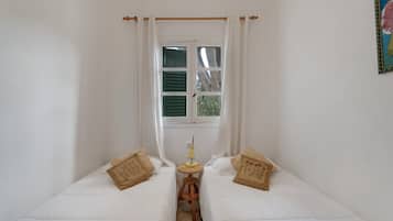 2 bedrooms, iron/ironing board, bed sheets