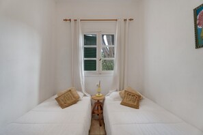 2 slaapkamers, een strijkplank/strijkijzer, beddengoed
