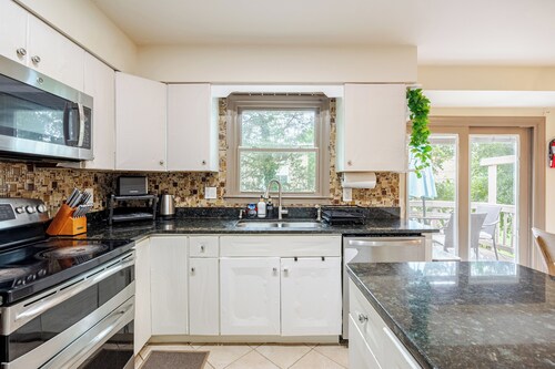 Private Downtown Herndon Escape - Full Amenities