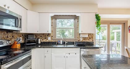 Private Downtown Herndon Escape - Full Amenities