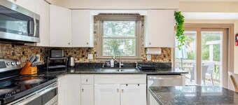 Private Downtown Herndon Escape - Full Amenities