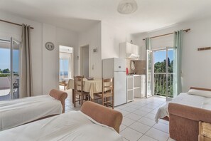 WiFi, bed sheets - Apartment '1 Bedroom  with Balcony 5' with Sea View, Wi-Fi and Air Conditioning (Spartià)