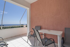 Outdoor dining - Apartment '1 Bedroom  with Balcony 8' (Spartià)