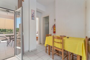 Dining - Apartment '2 Bedroom with Sea View 7' with Sea View, Wi-Fi and Air Conditioning (Spartià)