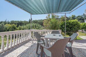 Outdoor dining - Apartment 'Standard  4' with Wi-Fi and Air Conditioning (Spartià)