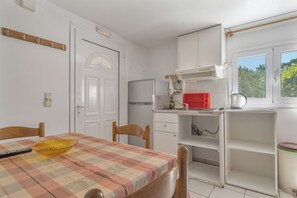 Frigorífico y hervidor eléctrico