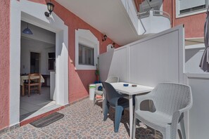 Outdoor dining - Apartment 'Family Studio 1' with Wi-Fi and Air Conditioning (Spartià)