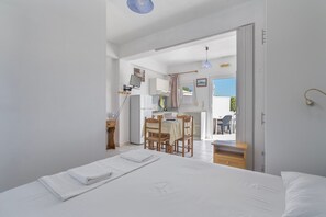 WiFi, bed sheets - Apartment 'Family Studio 1' with Wi-Fi and Air Conditioning (Spartià)