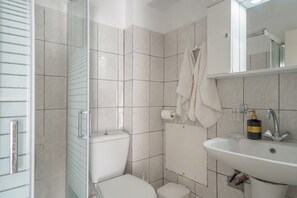 Shower - Apartment 'Studio with Balcony 6' (Spartià)