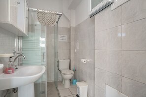 Shower - Apartment 'Studio 3' with Sea View, Wi-Fi and Air Conditioning (Spartià)