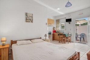 WiFi, bed sheets - Apartment 'Studio 3' with Sea View, Wi-Fi and Air Conditioning (Spartià)