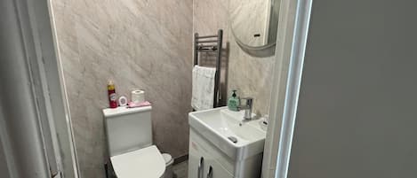 Douche, serviettes fournies