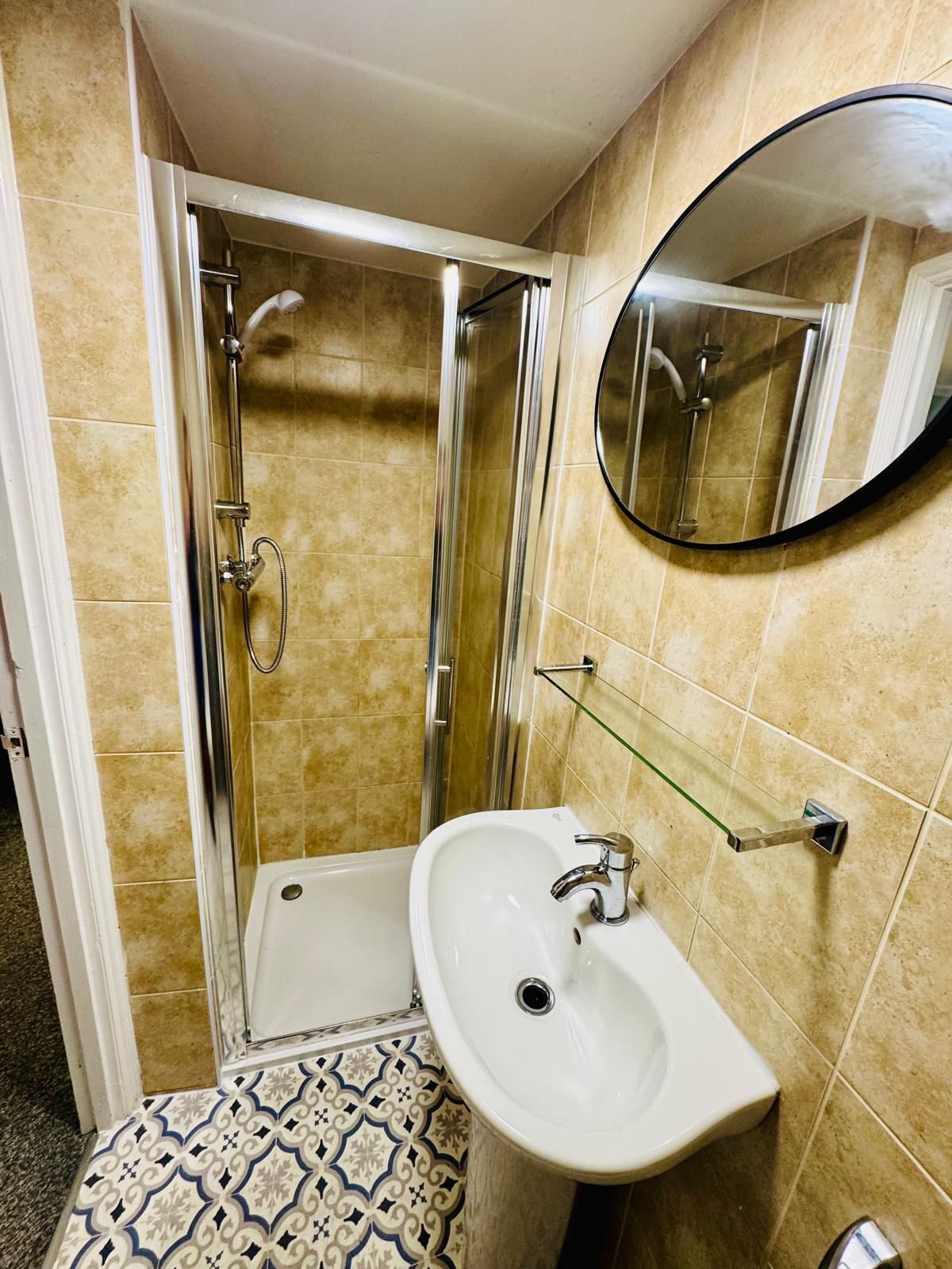 标准三人房, 独立浴室 | 浴室 | 免费洗浴用品、毛巾、肥皂、洗发水