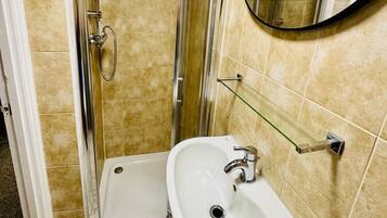 Phòng 3 Tiêu chuẩn, có phòng tắm riêng | Phòng tắm | Đồ dùng nhà tắm miễn phí, khăn tắm, xà phòng, dầu gội