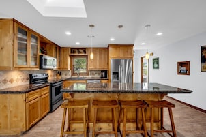 House, 2 Queen Beds, Patio (River Oaks Place) | Private kitchen