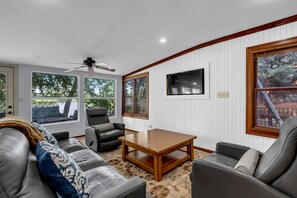 House, 2 Queen Beds, Patio (River Oaks Place) | Living area | 42-inch flat-screen TV with digital channels