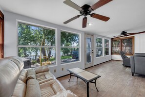 House, 2 Queen Beds, Patio (River Oaks Place) | Living area | 42-inch flat-screen TV with digital channels