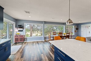 Hus, flere senger, terrasse, hageutsikt (TX Sunset Ranch (17)) | Innvendig