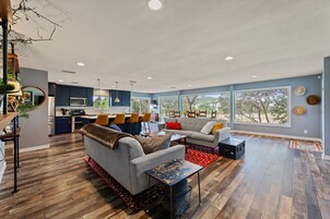 Rumah, Beberapa Tempat Tidur, patio, pemandangan kebun (TX Sunset Ranch (17)) | Area keluarga | Televisi layar datar 42-inci dengan saluran TV digital