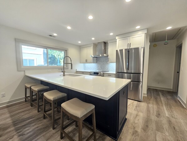 Réfrigérateur, micro-ondes, four, lave-vaisselle