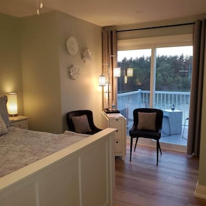 Een strijkplank/strijkijzer, wifi, beddengoed