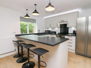 Dishwasher, cookware/dishes/utensils - Catbells (Windermere)