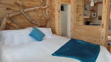 1 bedroom, iron/ironing board, internet, bed sheets