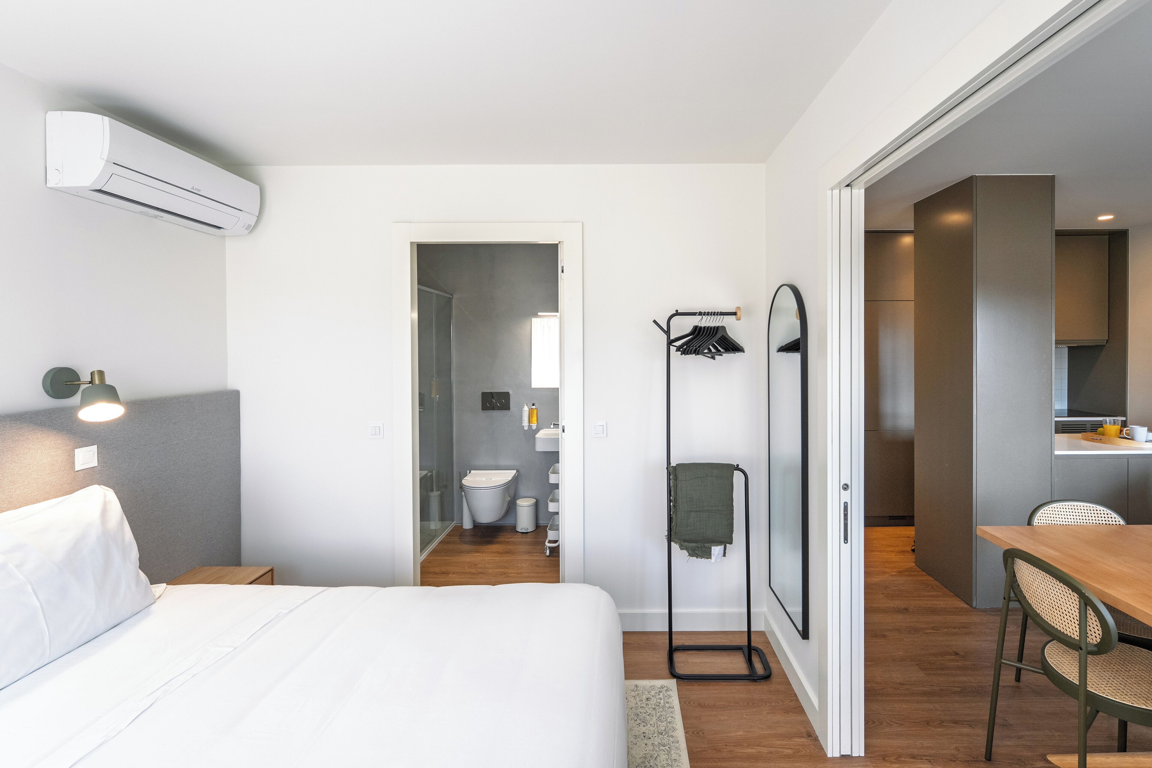 Espacio para trabajar con laptop y wifi gratis 