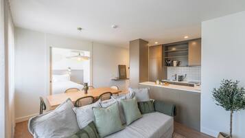 Apartamento ejecutivo, balcón | Zona de estar