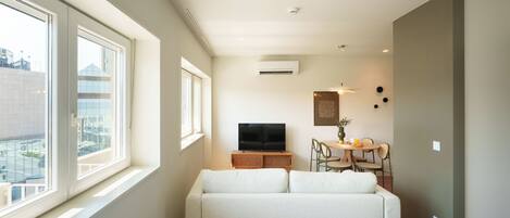 Studio – business, byutsikt | Skrivebord for bærbar PC og wi-fi (inkludert)